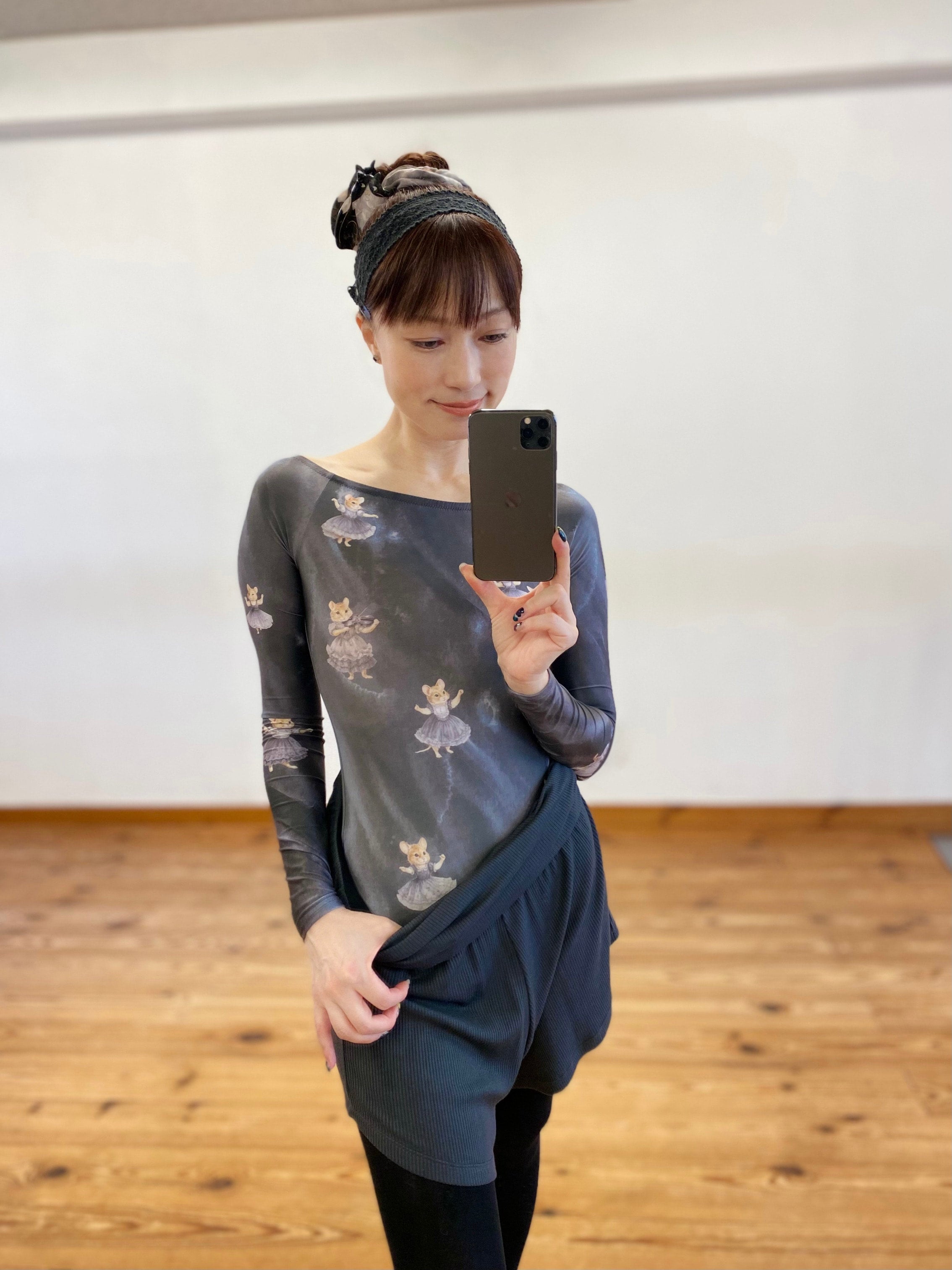 BLACK & WHITE CAT HAIR CLAW