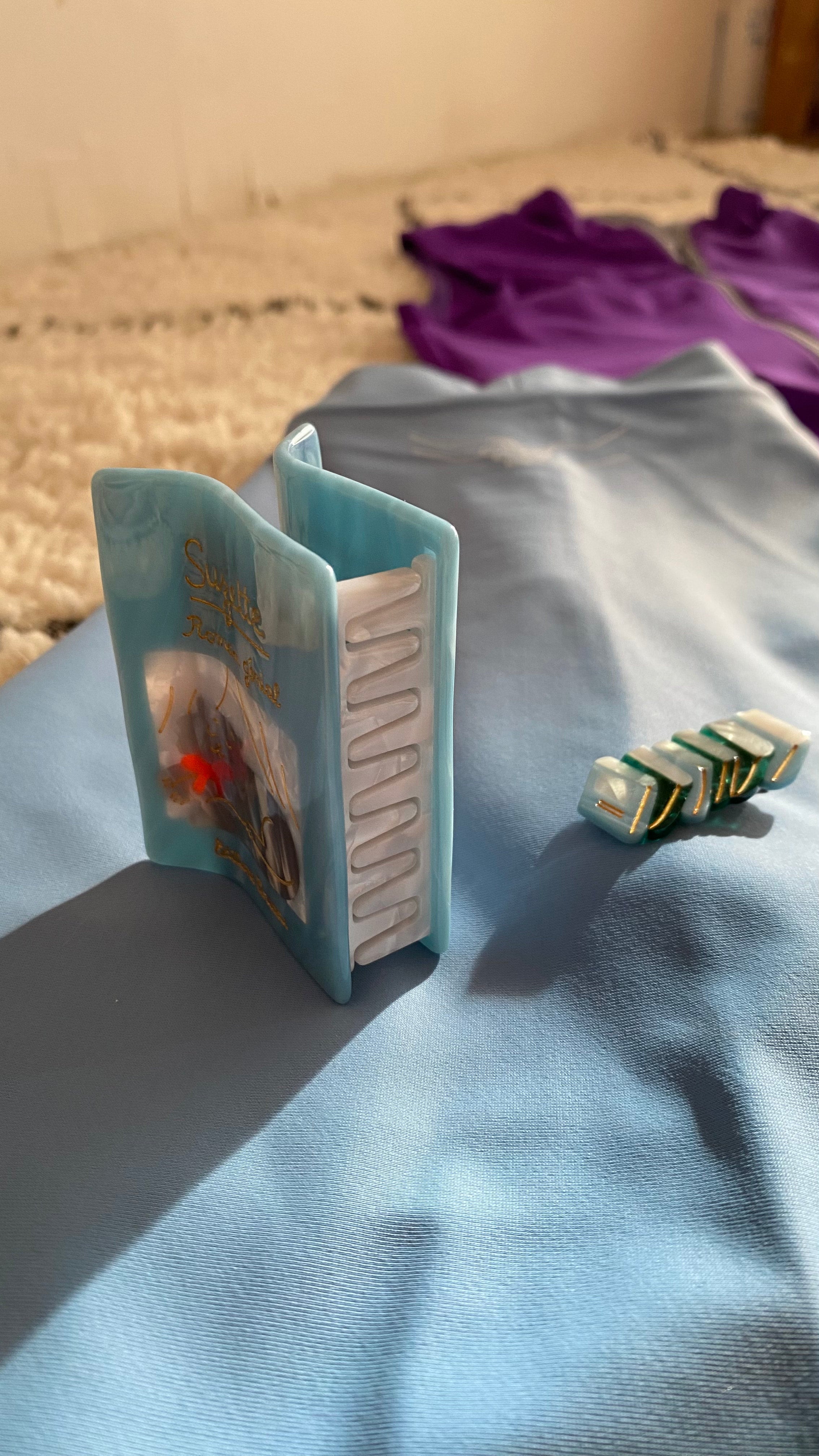 BOOK HAIR CLAW