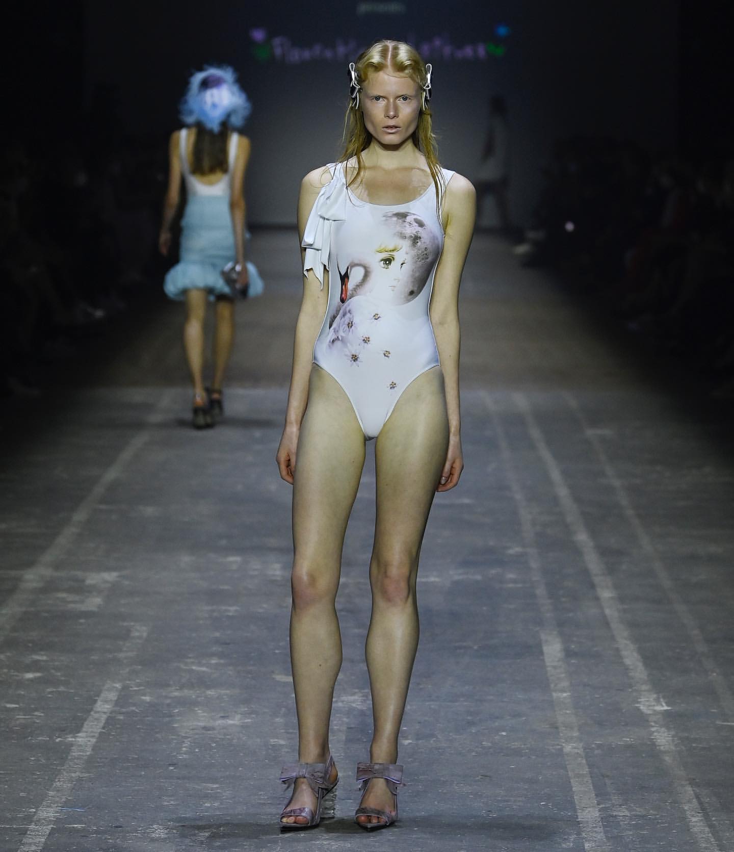 Liva Bathingsuit | Swan girl + bow