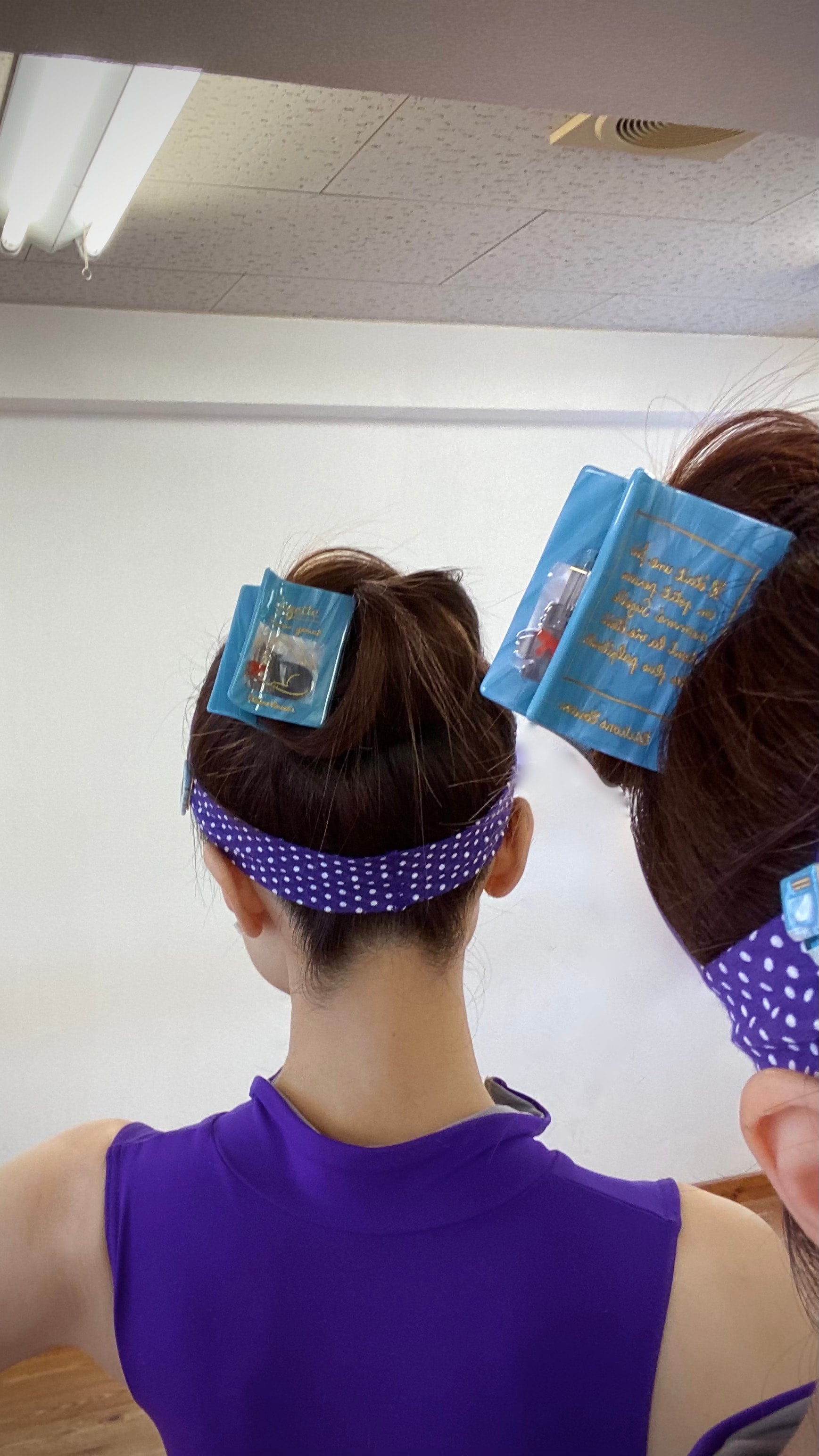 BOOK HAIR CLAW