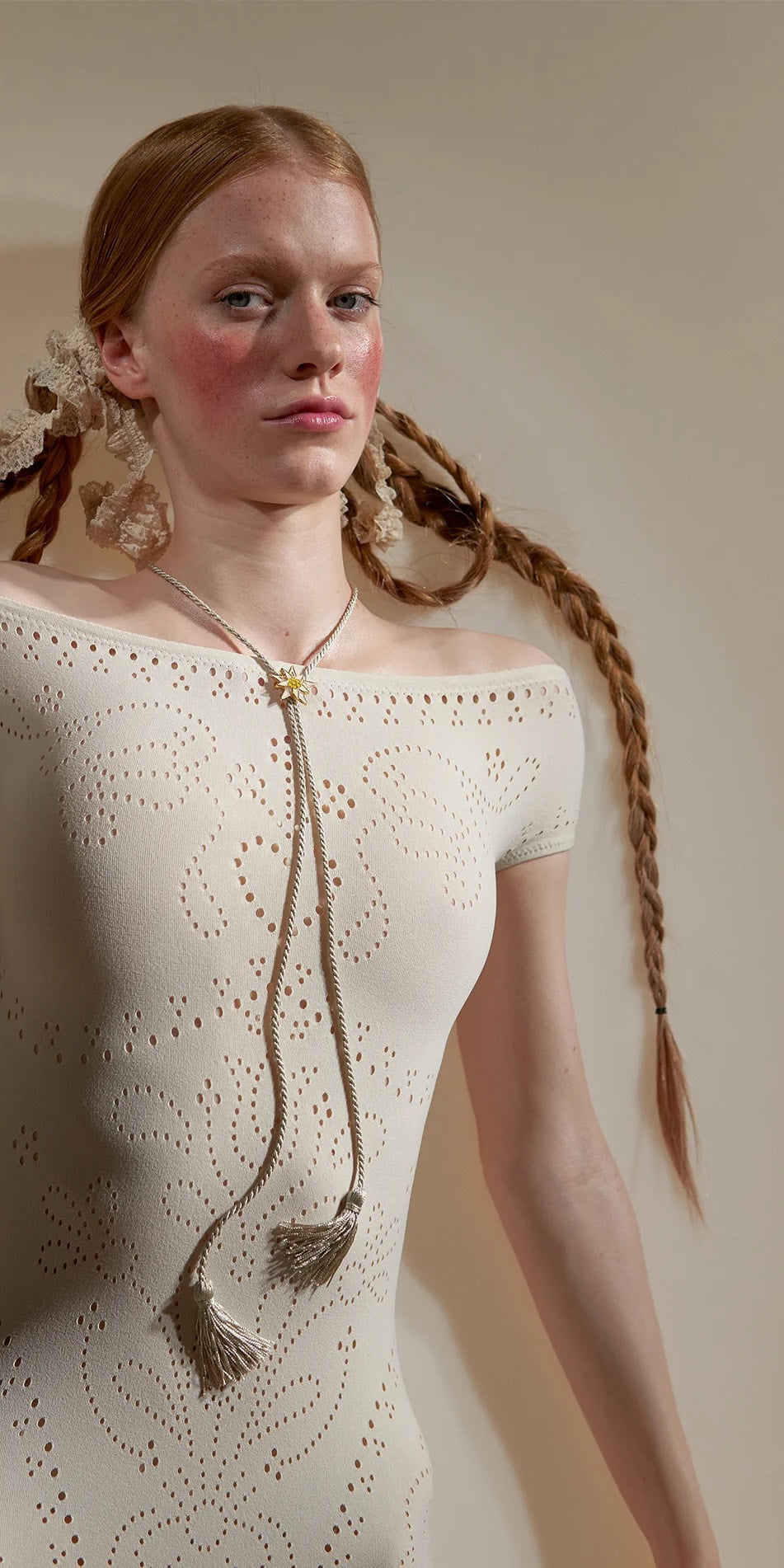 JAC EDELWEISS – pendant string tie with tassels – ivory
