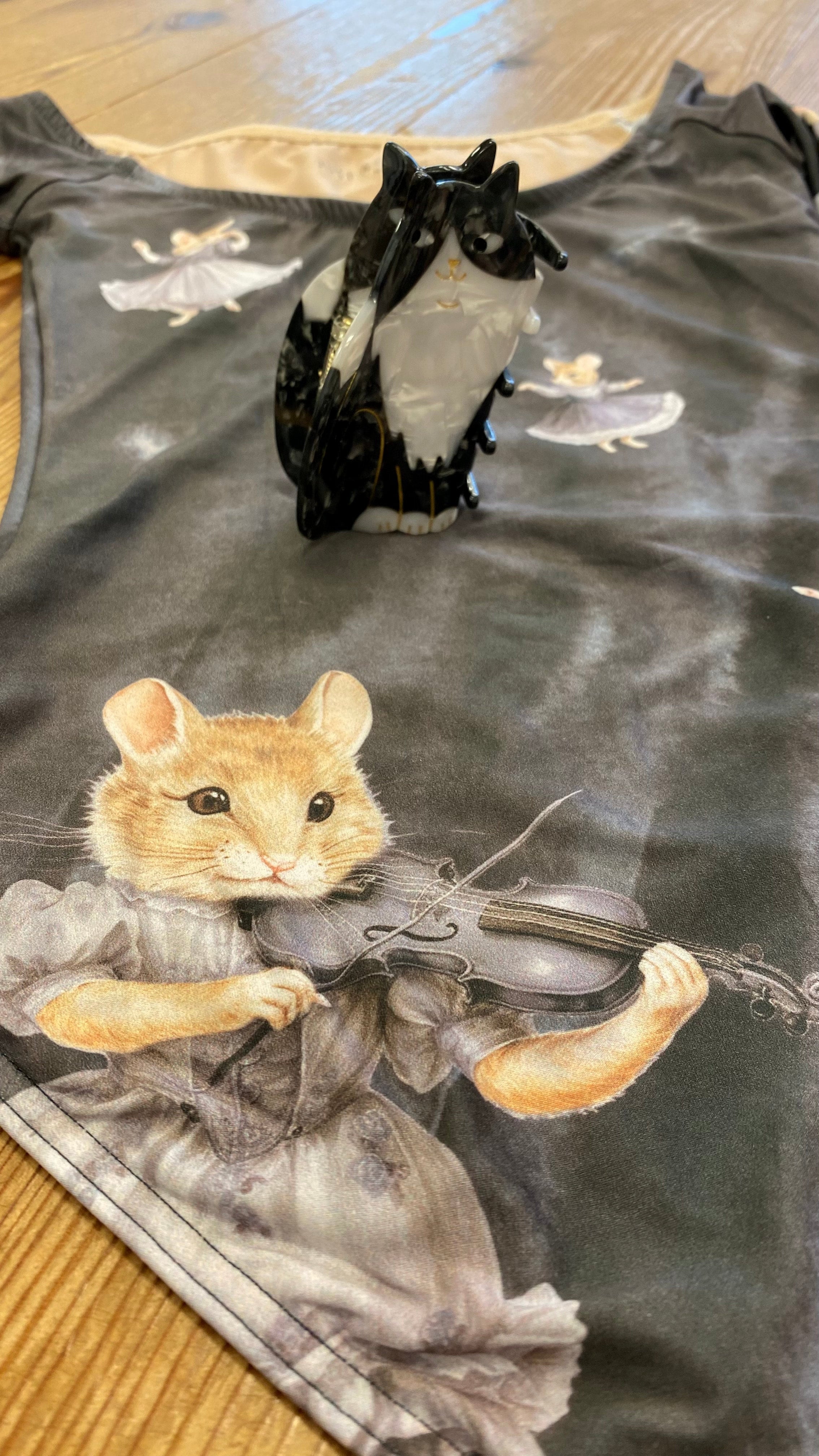 BLACK & WHITE CAT HAIR CLAW