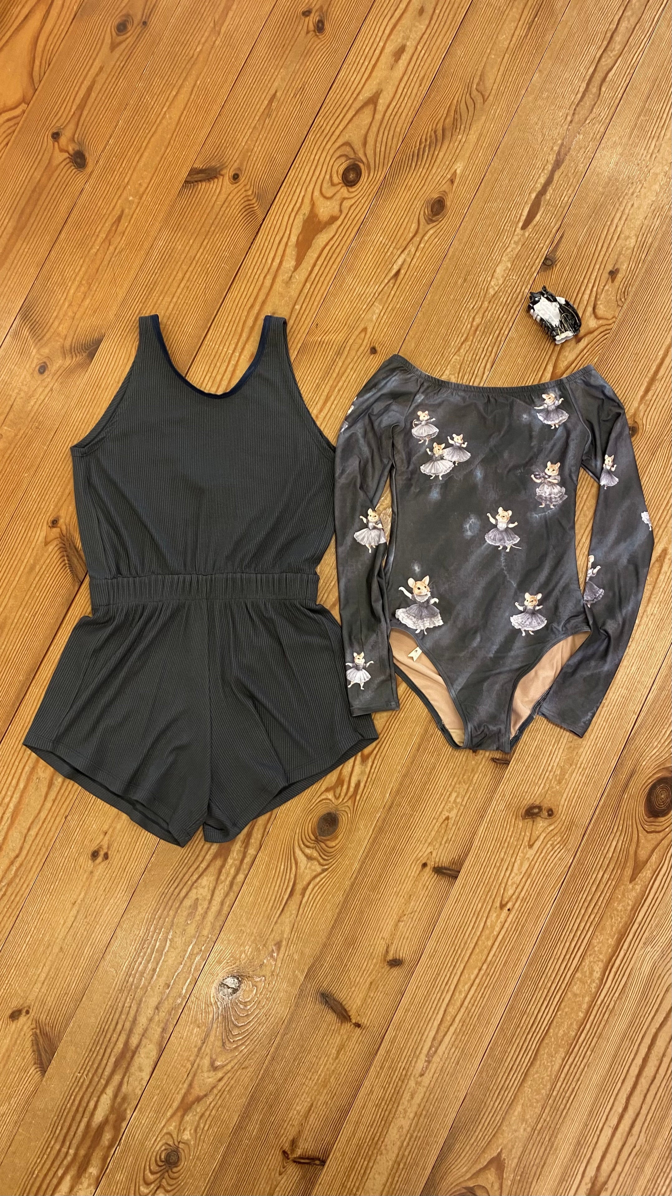 BLACK & WHITE CAT HAIR CLAW