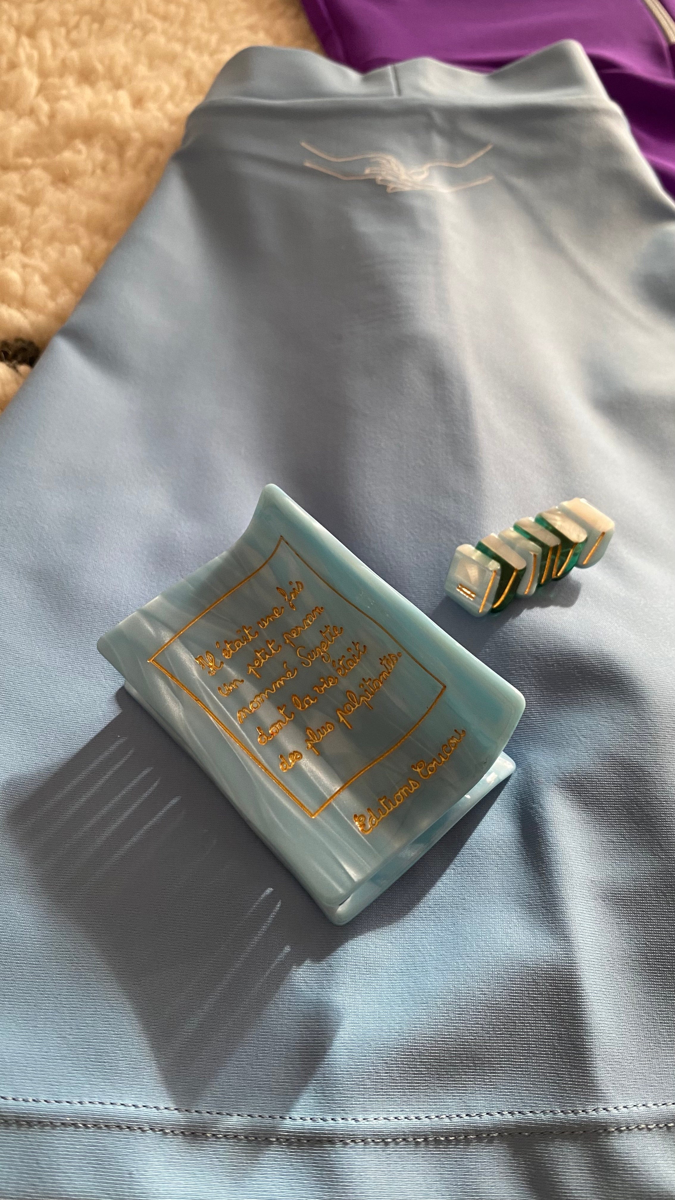 BOOK HAIR CLAW