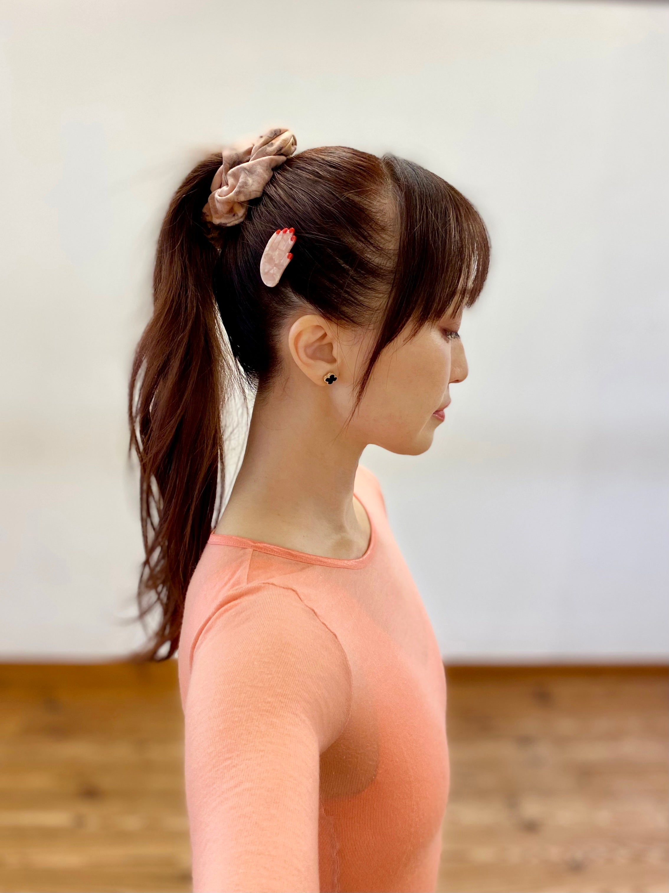 HAND HAIR CLIP - WHITE