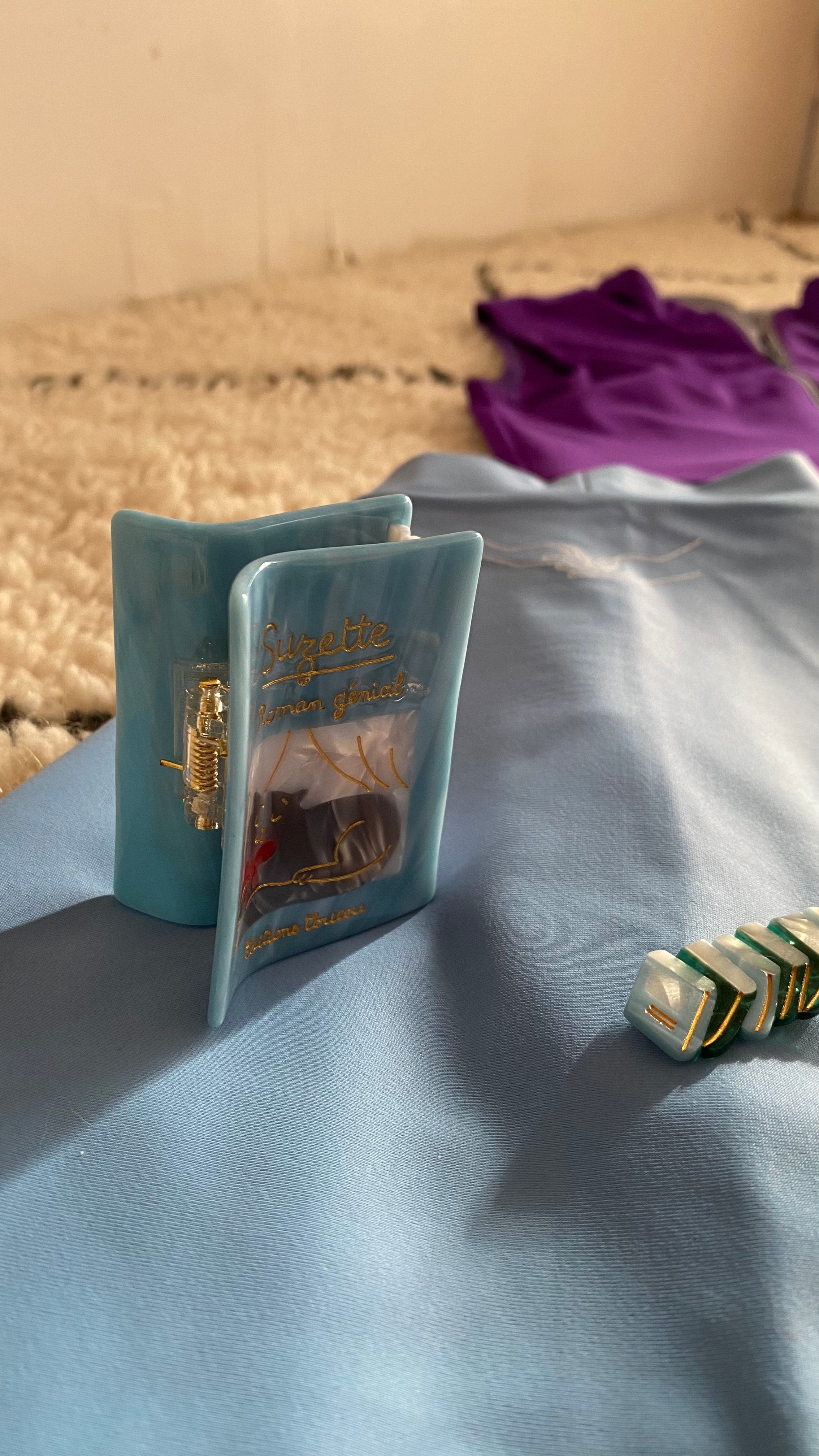 BOOK HAIR CLAW