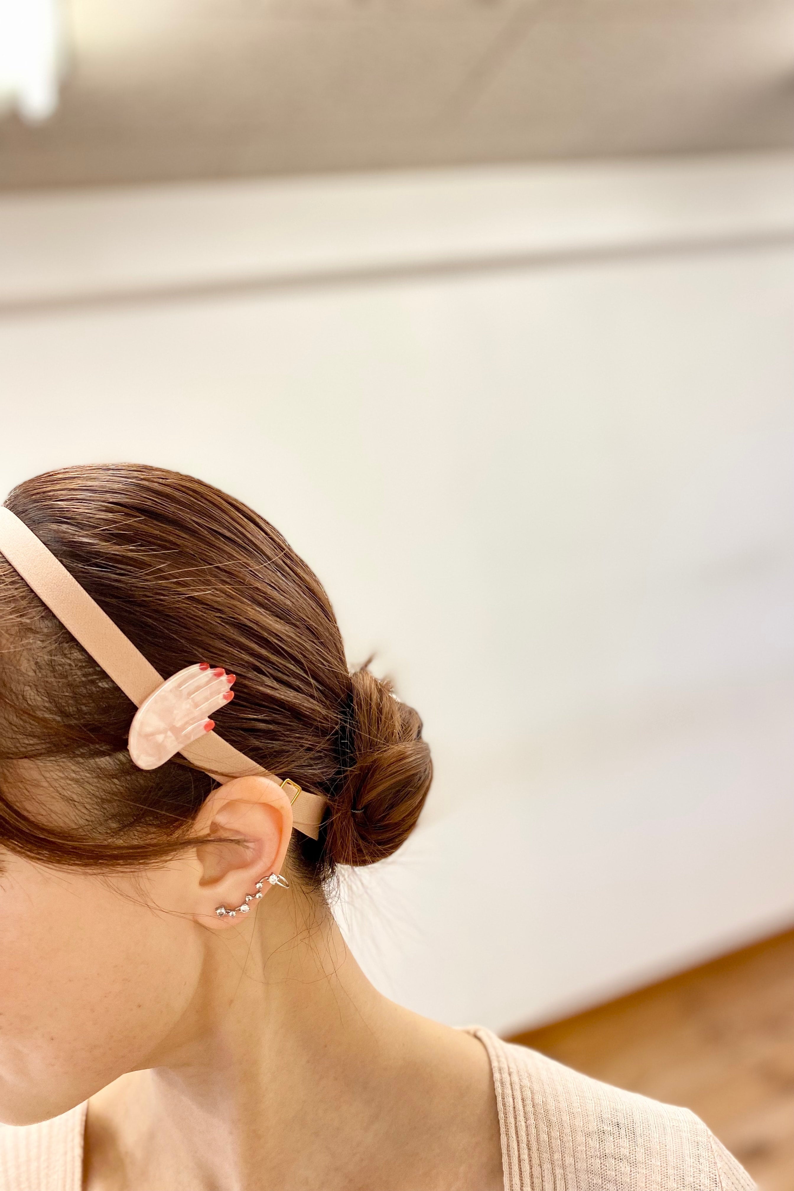 HAND HAIR CLIP - WHITE