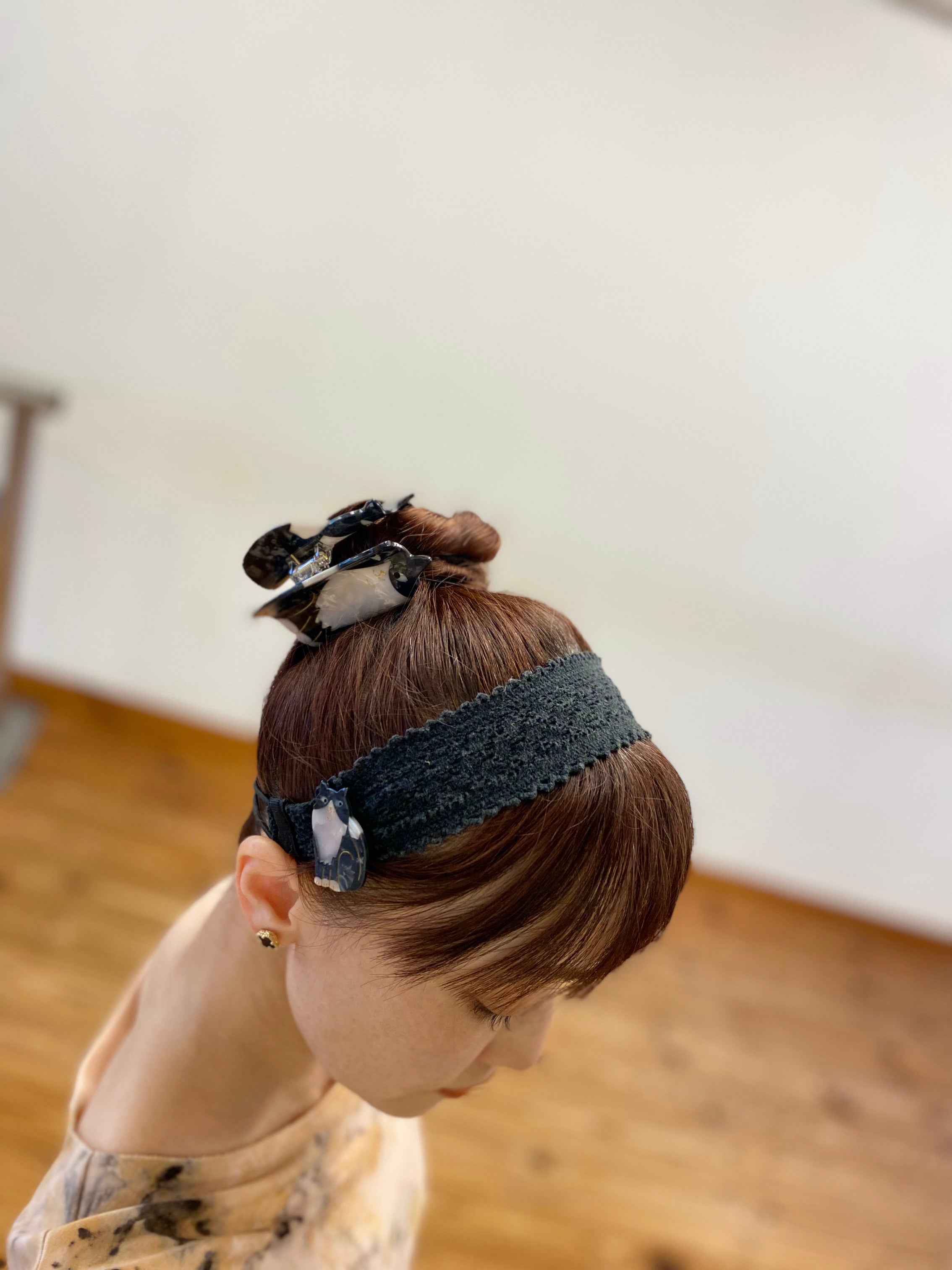 BLACK & WHITE CAT HAIR CLIP