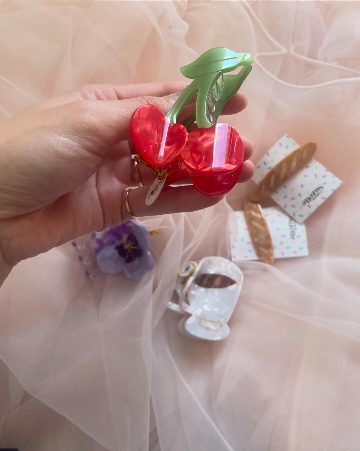 CHERRY HAIR CLAW