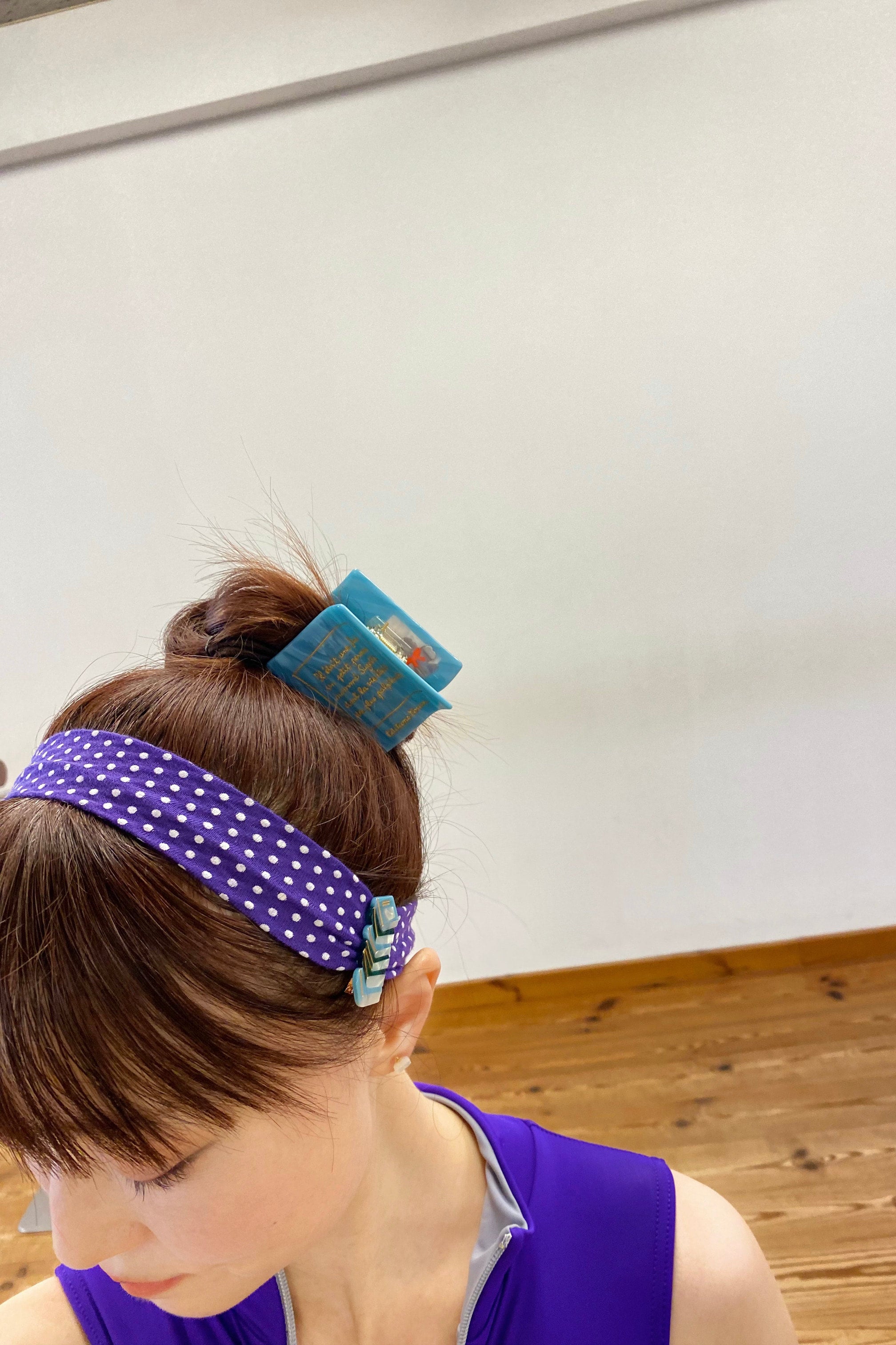 BOOK HAIR CLAW