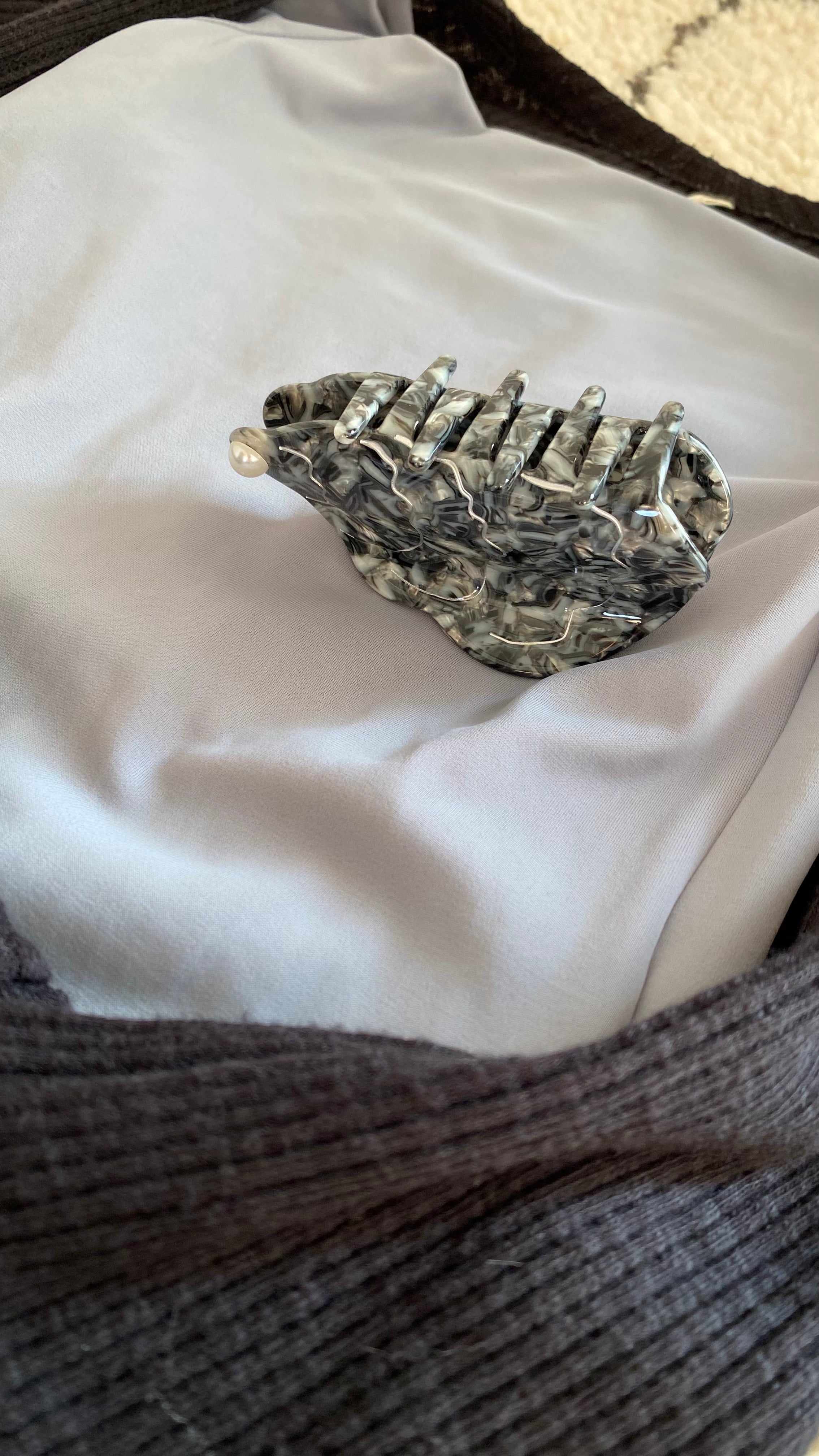 OYSTER HAIR CLAW