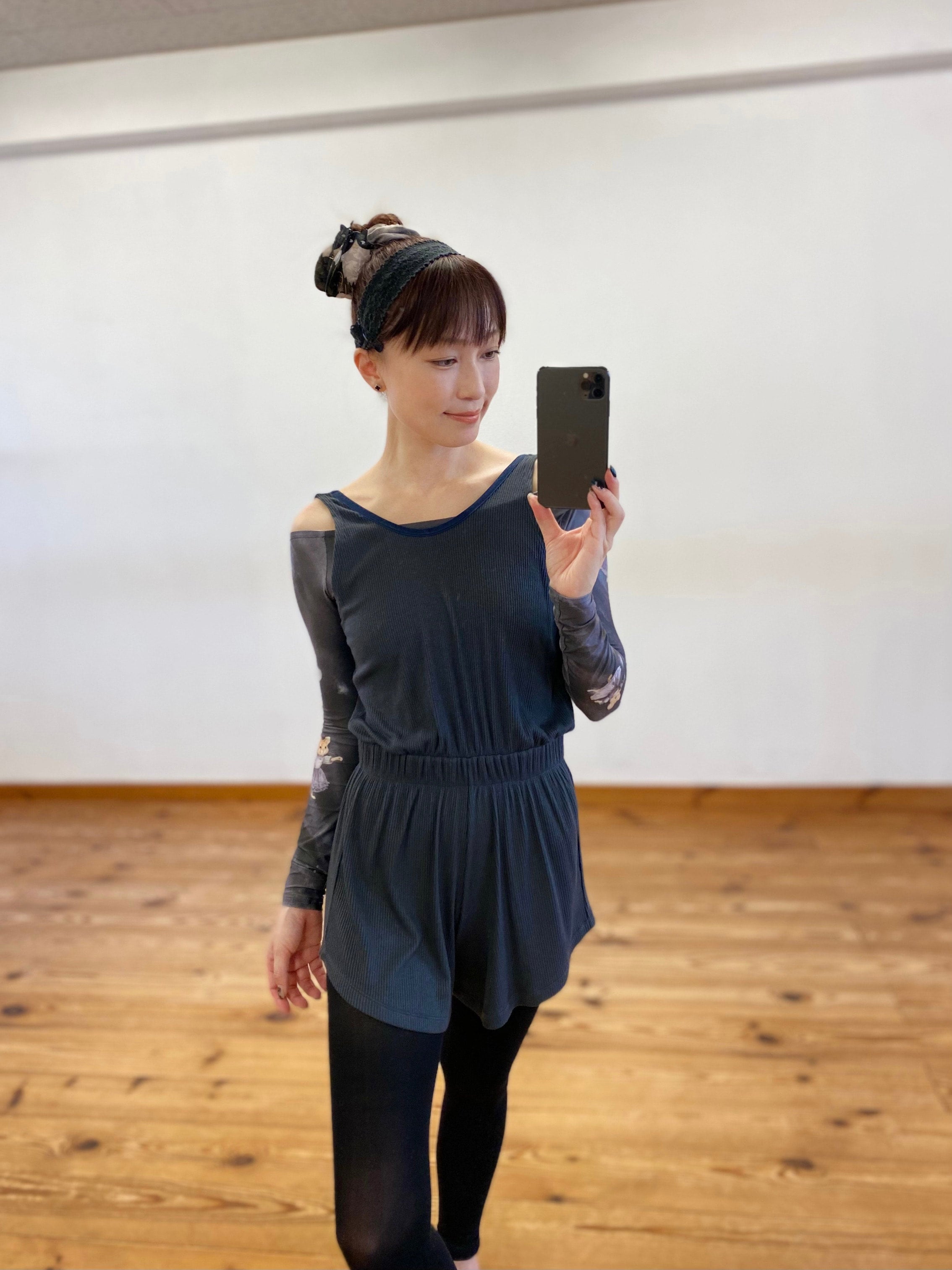 BLACK & WHITE CAT HAIR CLAW