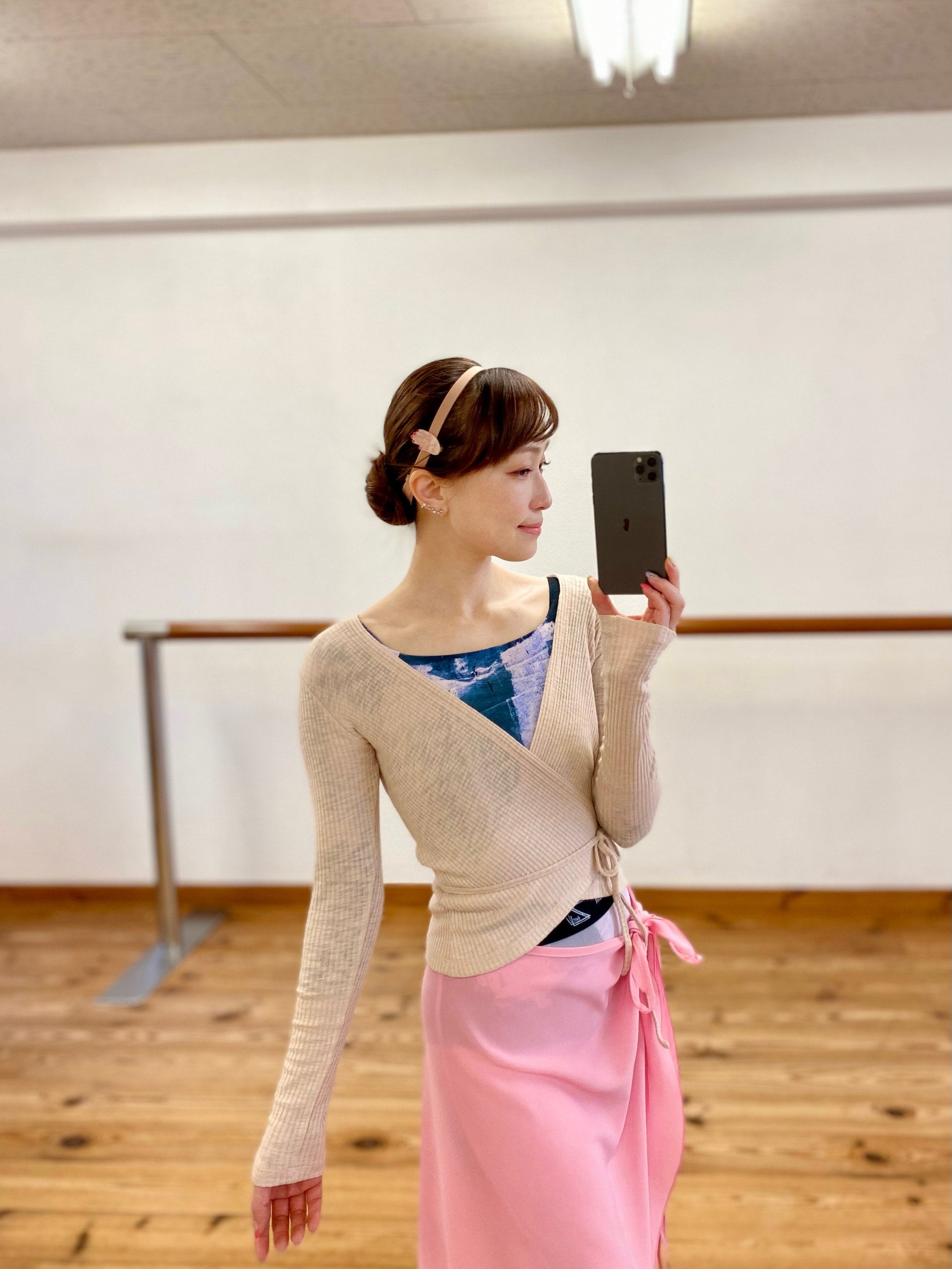 HAND HAIR CLIP - WHITE