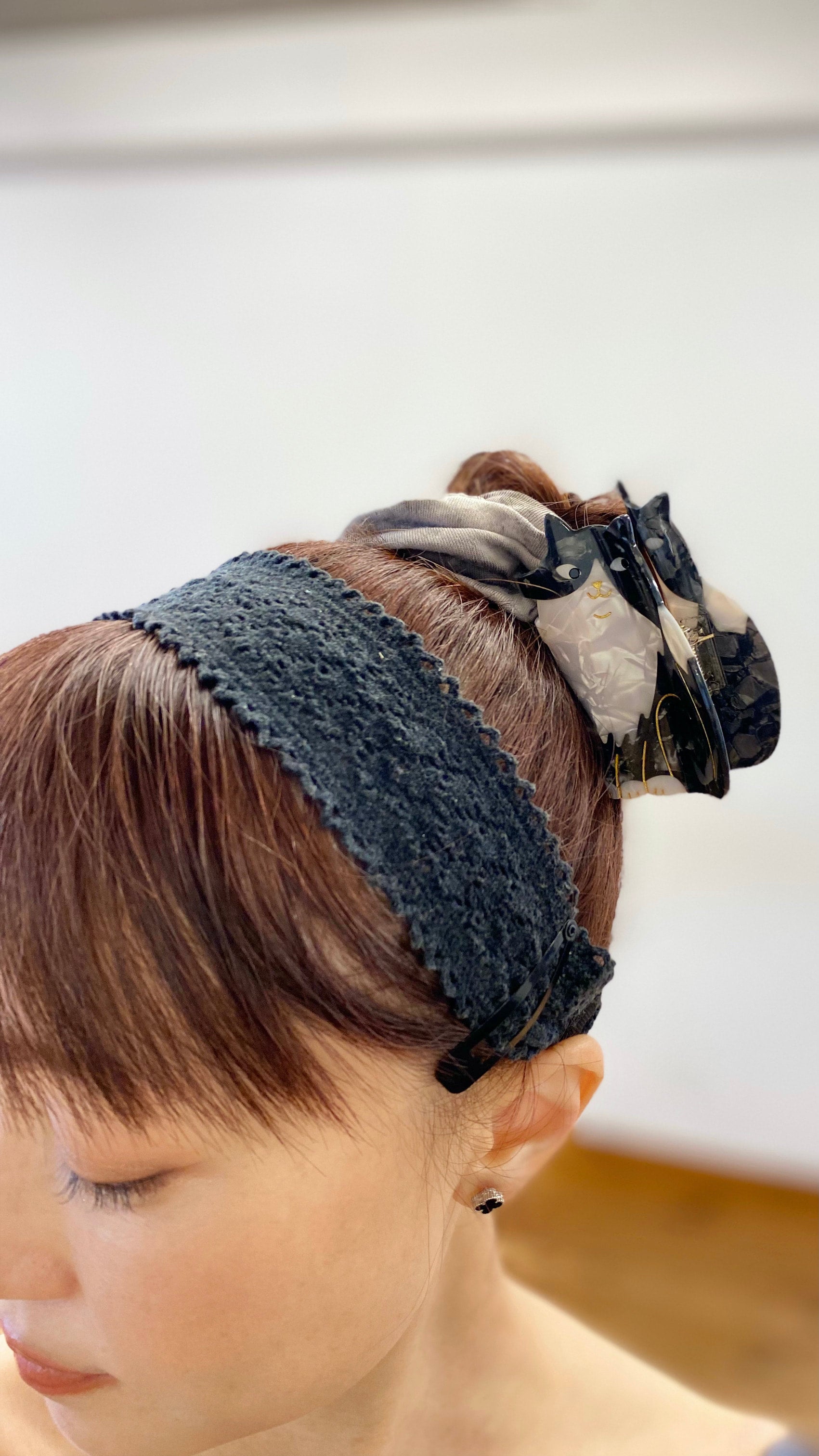 BLACK & WHITE CAT HAIR CLAW