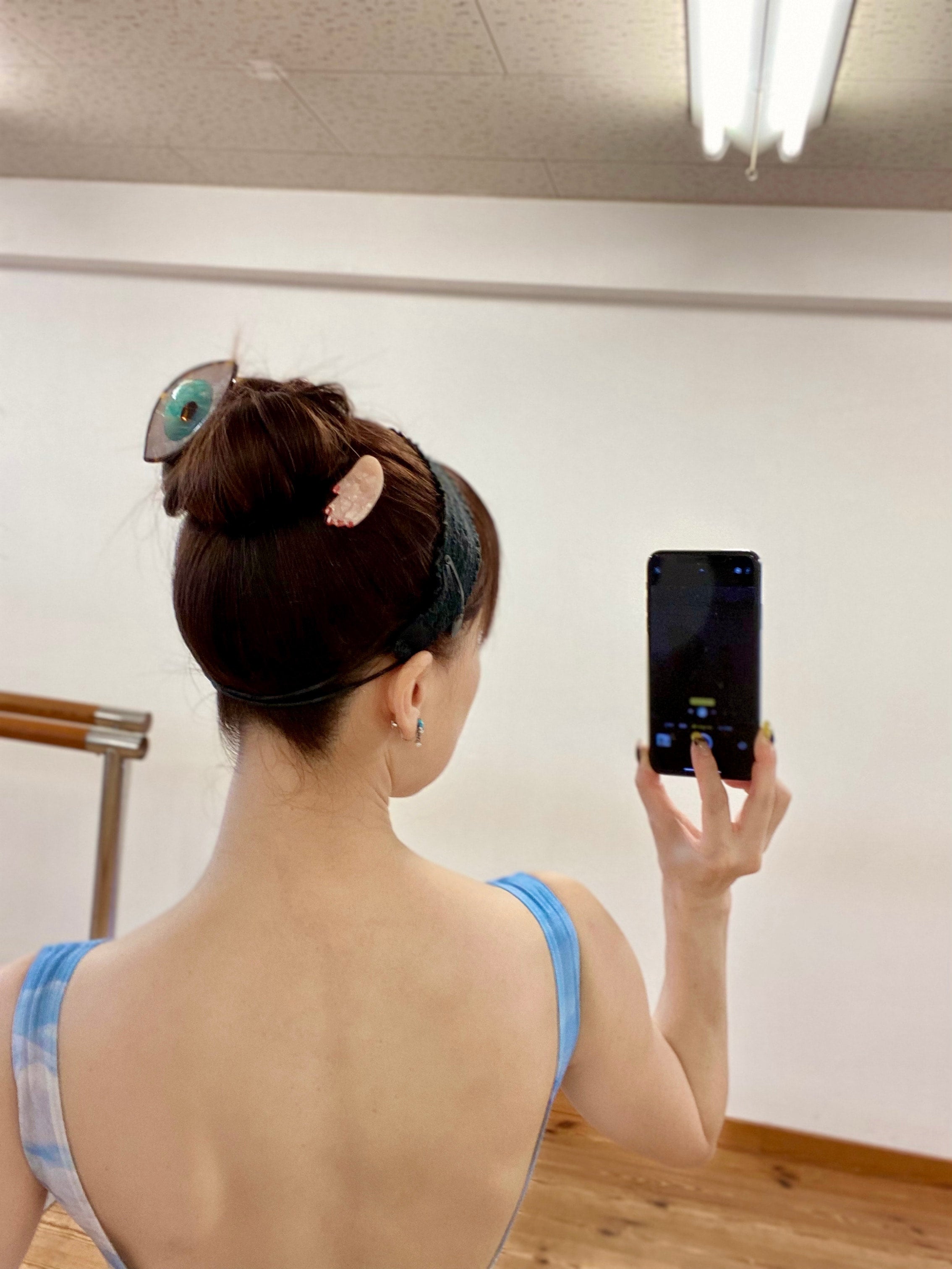 HAND HAIR CLIP - WHITE