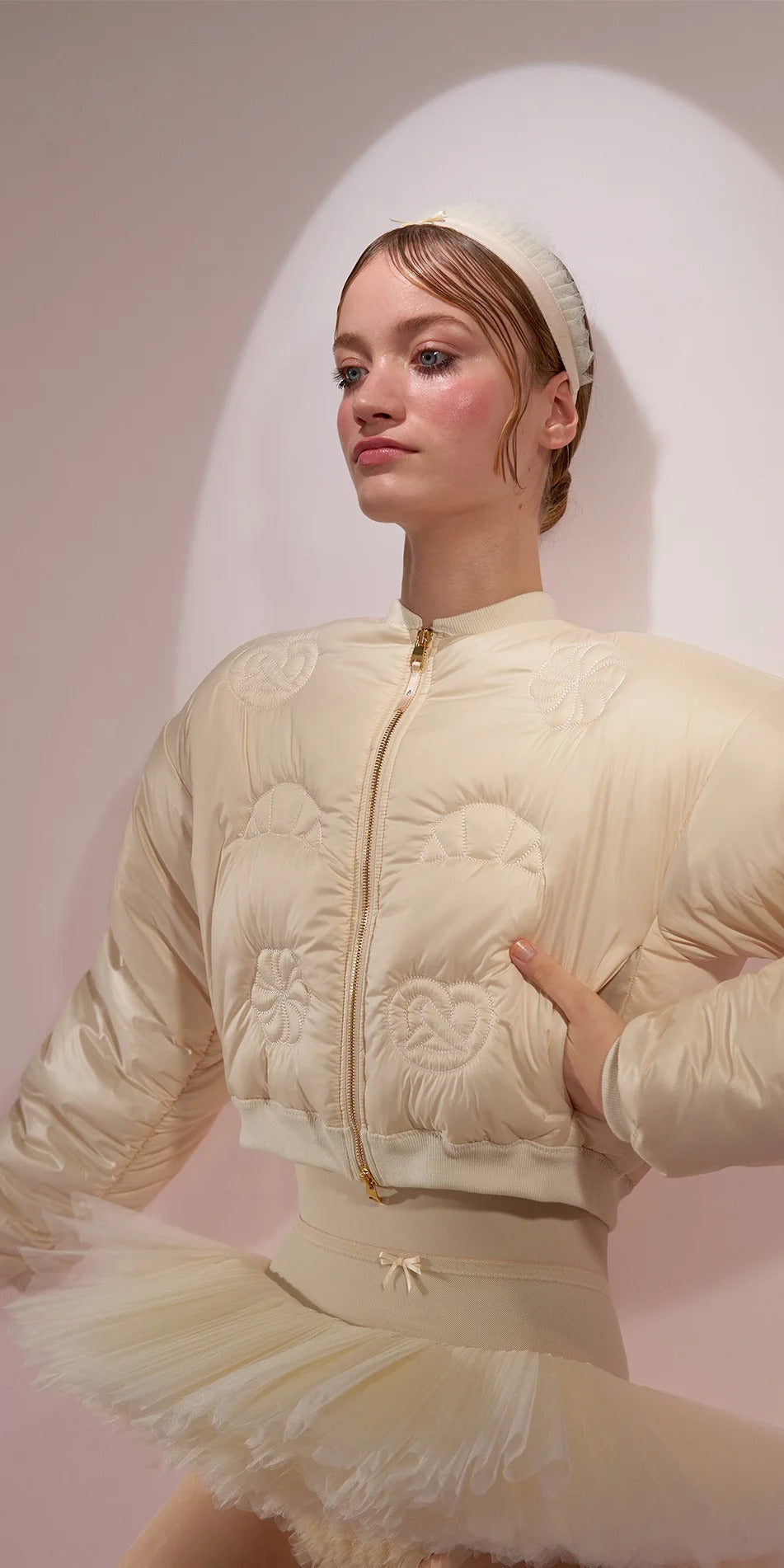 ［予約アイテム］EMBROIDERED PÂTISSERIE – warming bomber jacket – edelweiss