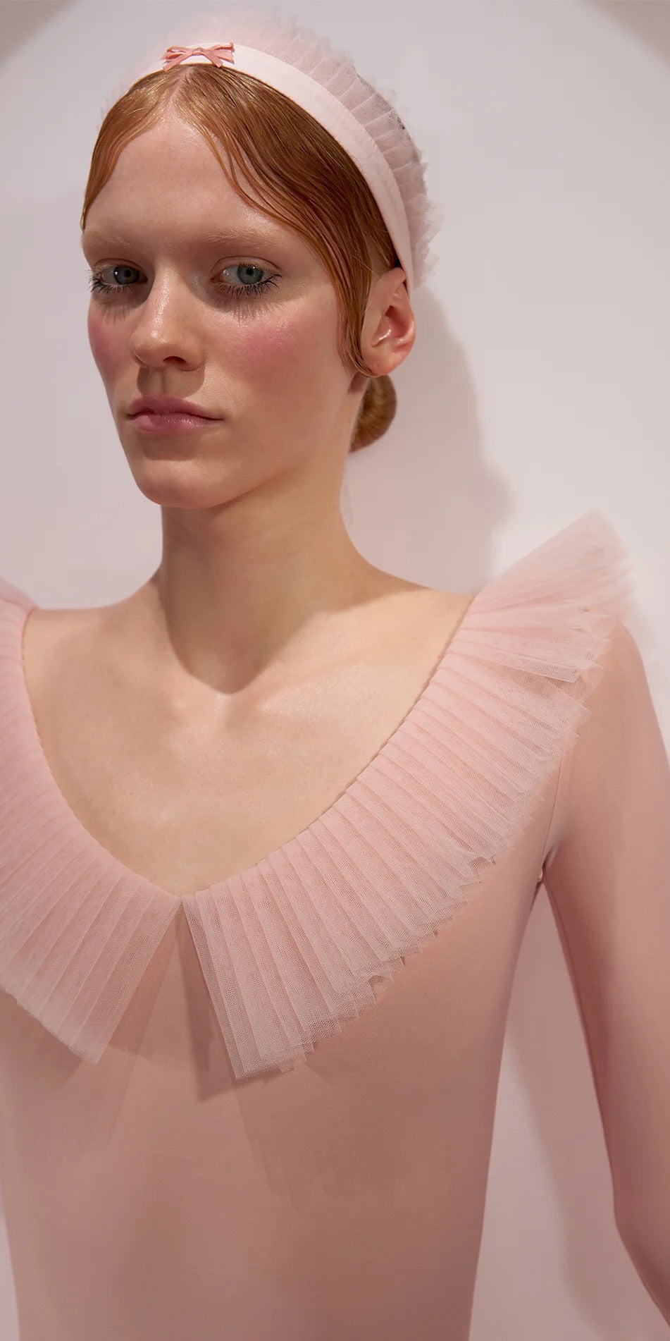 ［予約アイテム］GRAND – décolleté leotard with pleated tutu collar – baby blush