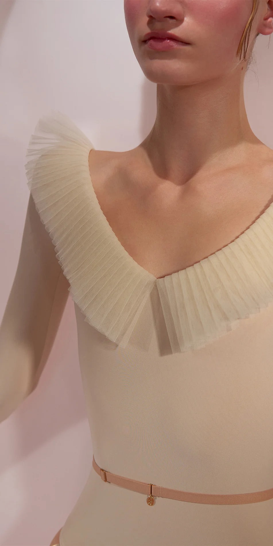 ［予約アイテム］GRAND – décolleté leotard with pleated tutu collar – edelweiss