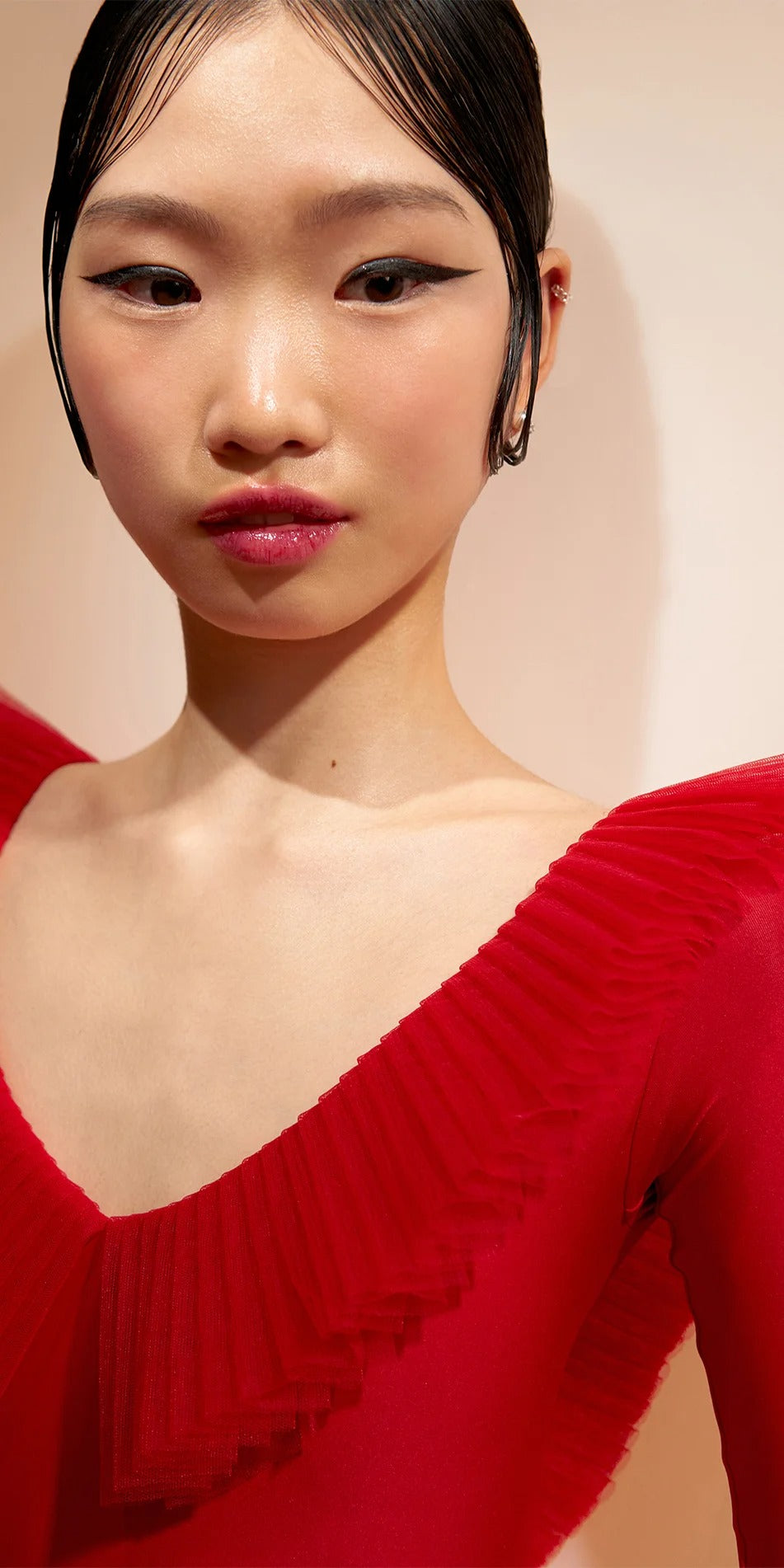［予約アイテム］GRAND – décolleté leotard with pleated tutu collar – cherry red