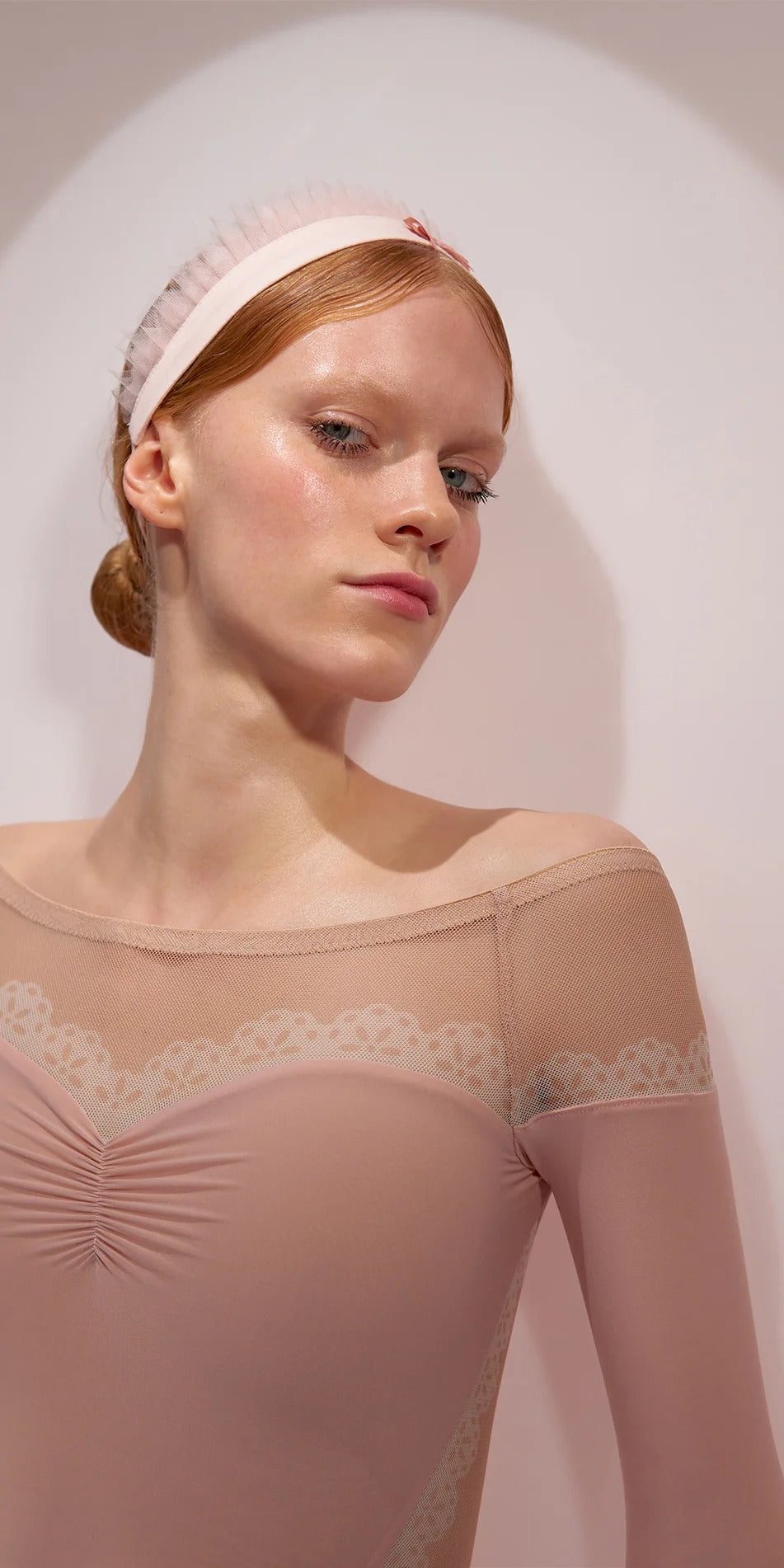 ［予約アイテム］HOURGLASS – lace napkin boatneck leotard – baby blush