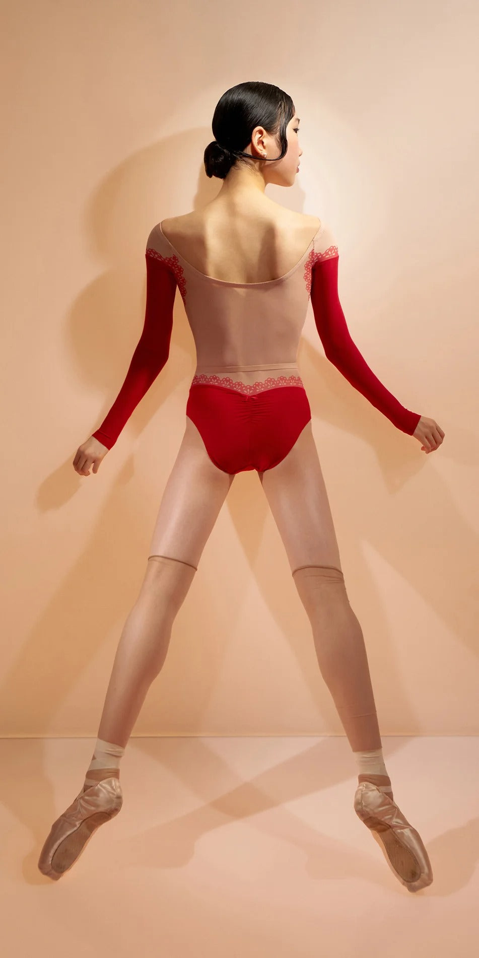 ［予約アイテム］HOURGLASS – lace napkin boatneck leotard – cherry red