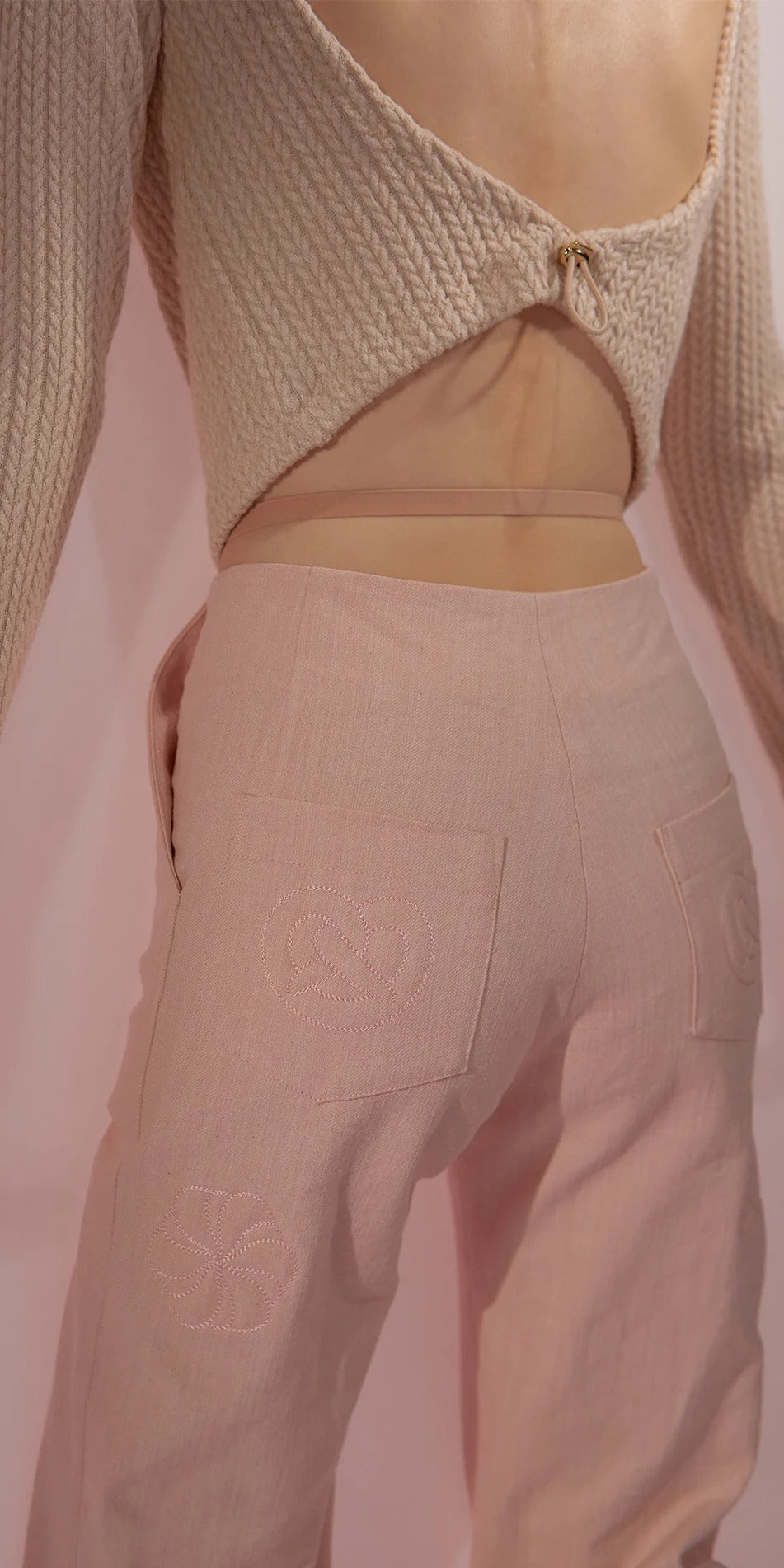 ［予約アイテム］PÂTISSIER’S – embroidered uniform flare trousers – baby blush