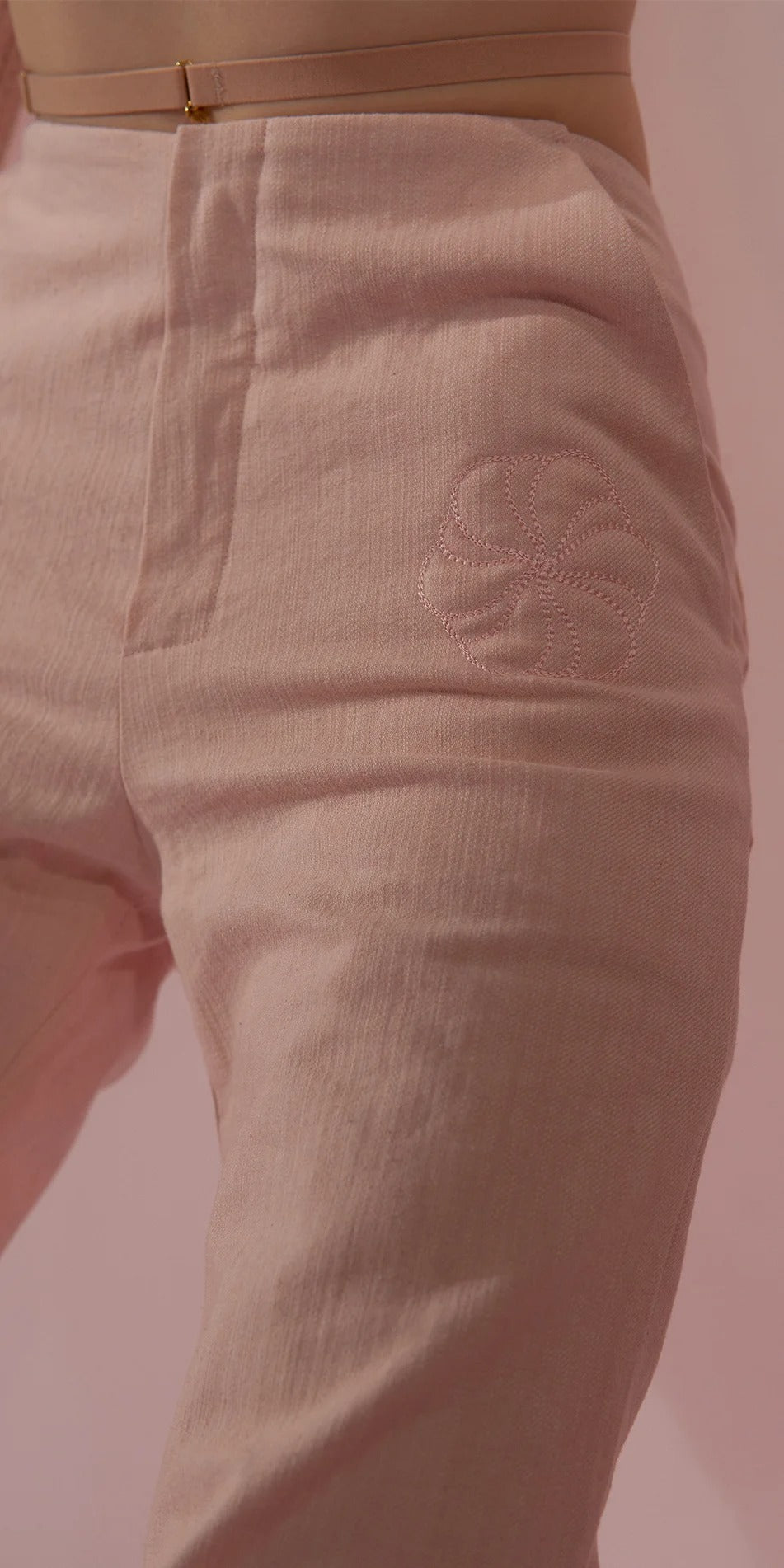 ［予約アイテム］PÂTISSIER’S – embroidered uniform flare trousers – baby blush