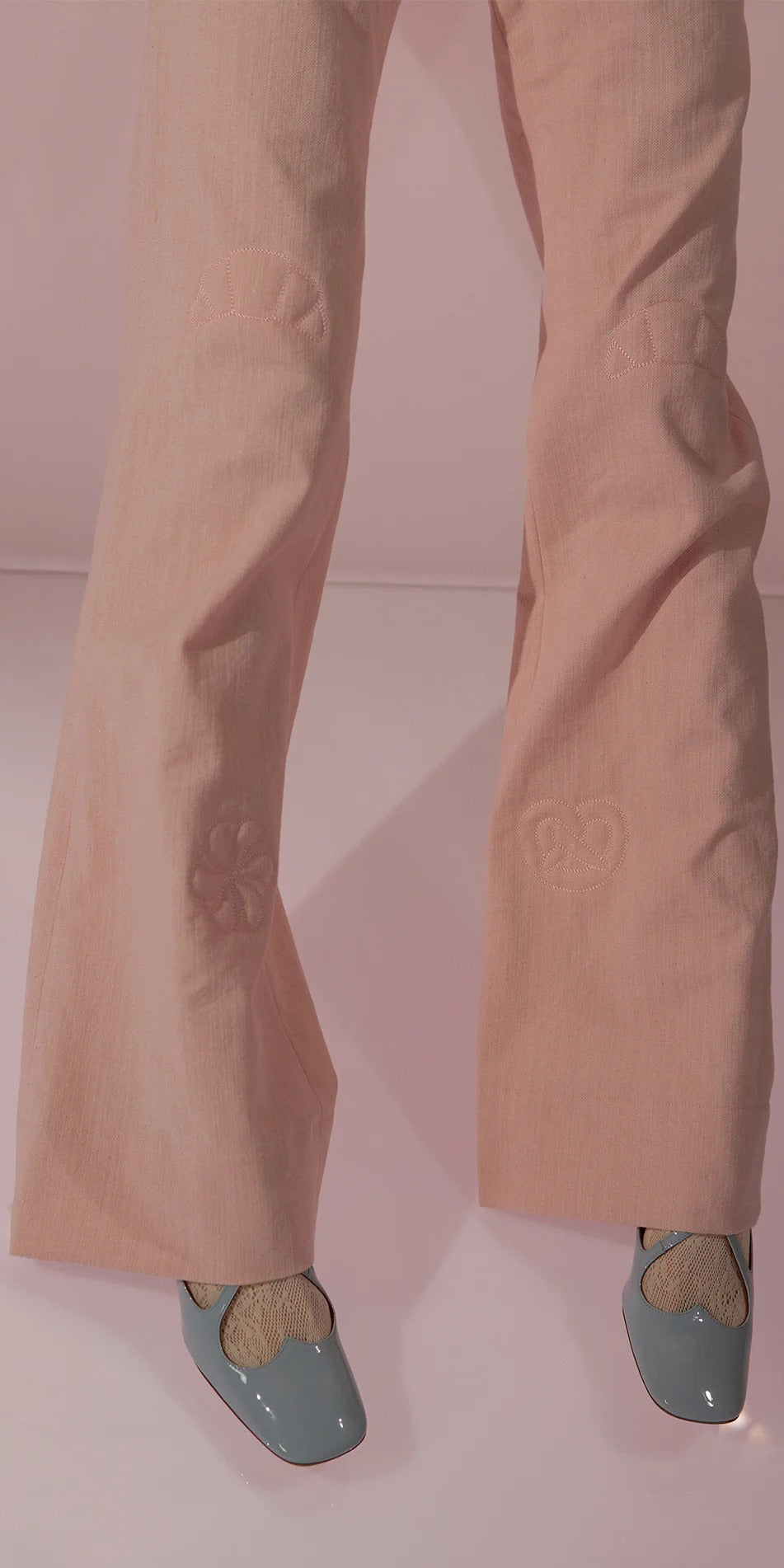 ［予約アイテム］PÂTISSIER’S – embroidered uniform flare trousers – baby blush