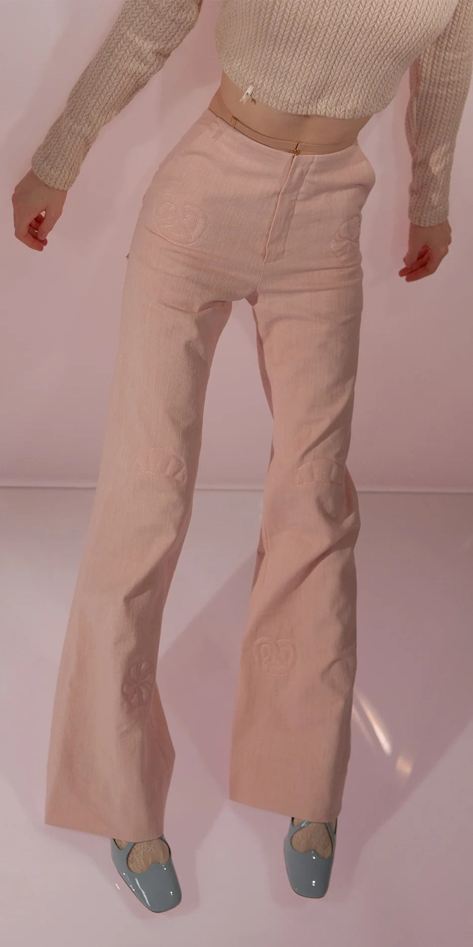 ［予約アイテム］PÂTISSIER’S – embroidered uniform flare trousers – baby blush