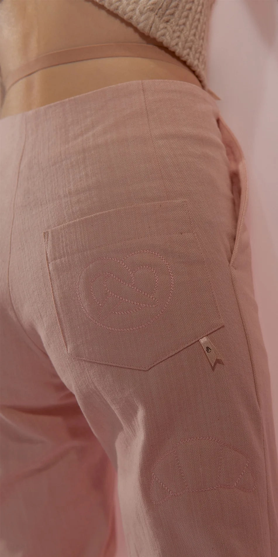 ［予約アイテム］PÂTISSIER’S – embroidered uniform flare trousers – baby blush