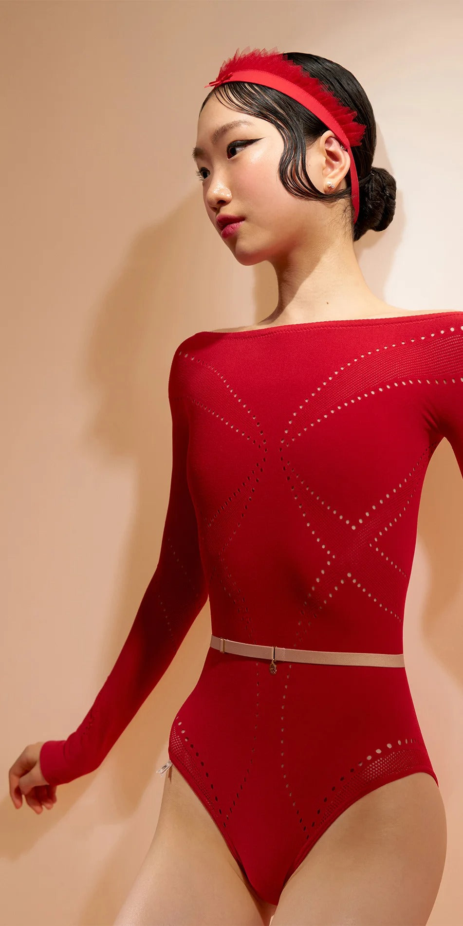 ［予約アイテム］SEAMLESS – knitted boatneck leotard – cherry red