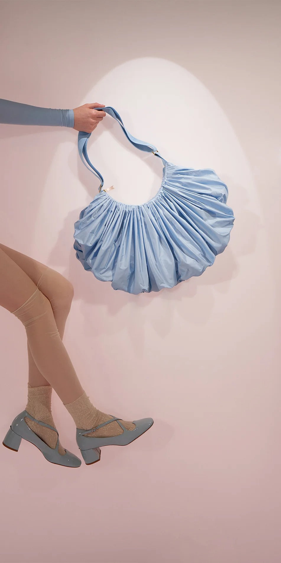 ［予約アイテム］WHIPPED CREAM – pleated croissant bag – baby blue