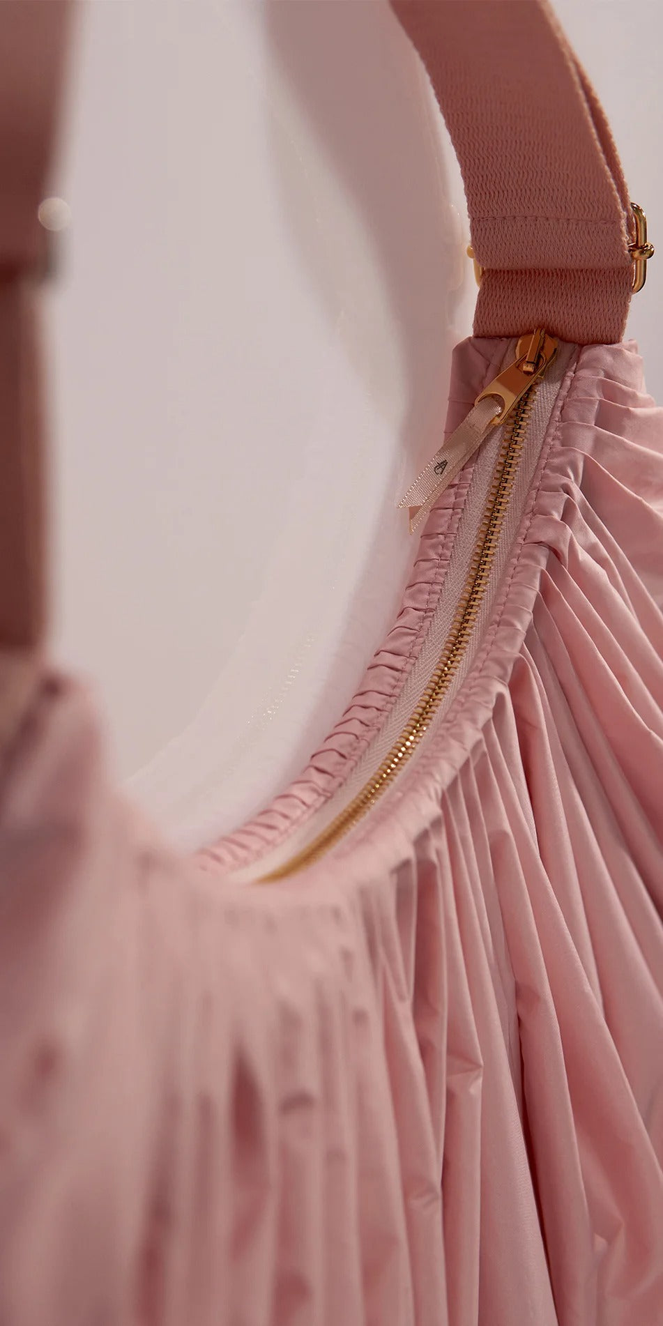 ［予約アイテム］WHIPPED CREAM – pleated croissant bag – baby blush