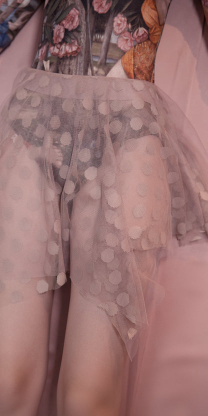JUMBO POLKA-TULLE – nude short square skirt