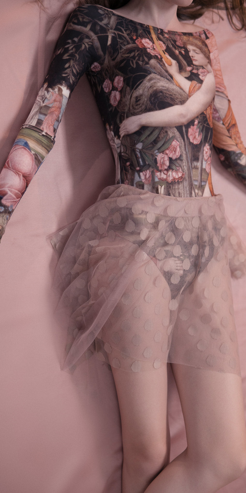 JUMBO POLKA-TULLE – nude short square skirt